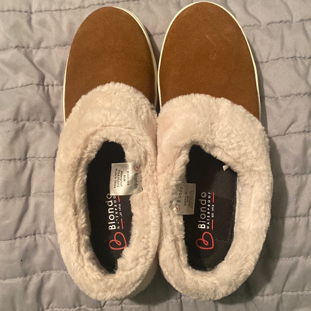 Blondo Brown and Cream Lined bedroom
Shoes